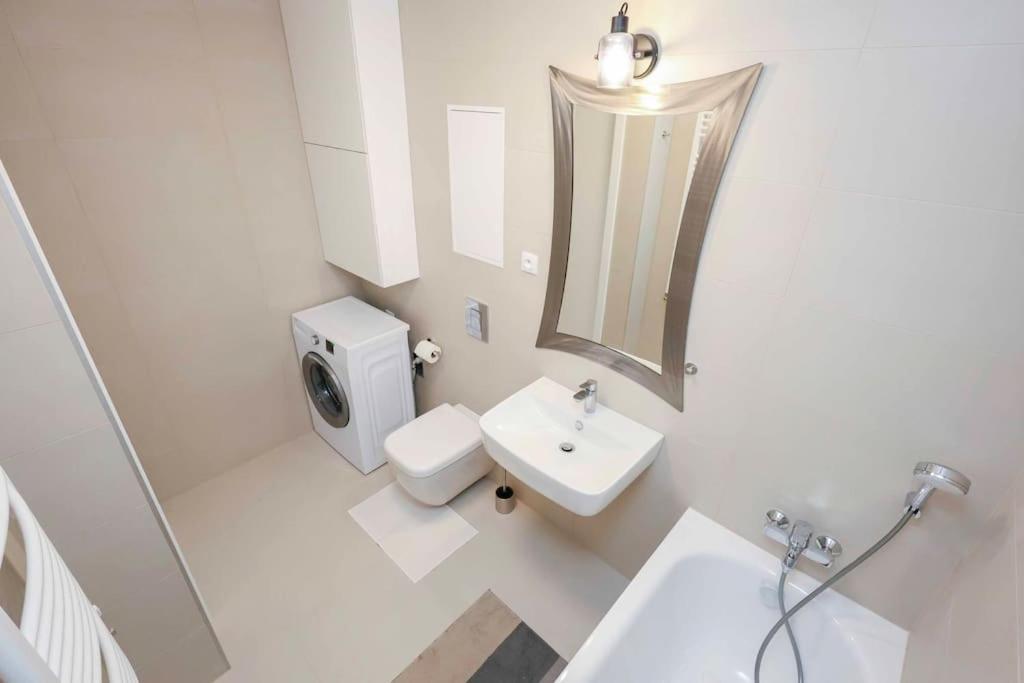 Danubius One - Spacious Apartment W Free Parking 布拉迪斯拉发 外观 照片