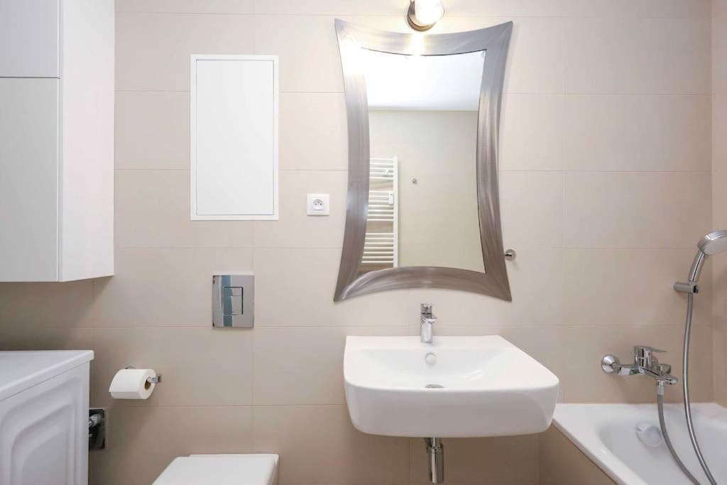 Danubius One - Spacious Apartment W Free Parking 布拉迪斯拉发 外观 照片